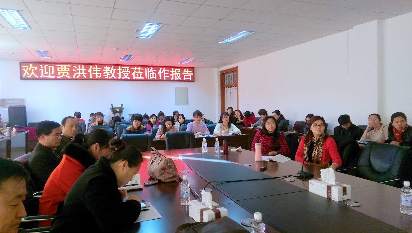 外语学院聘请贾洪伟博士做报告